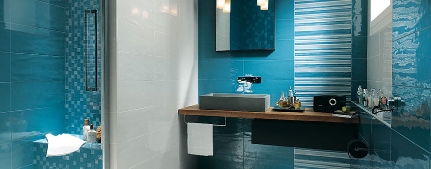 Inspirujące aranżacje łazienki w kolorze niebieskim