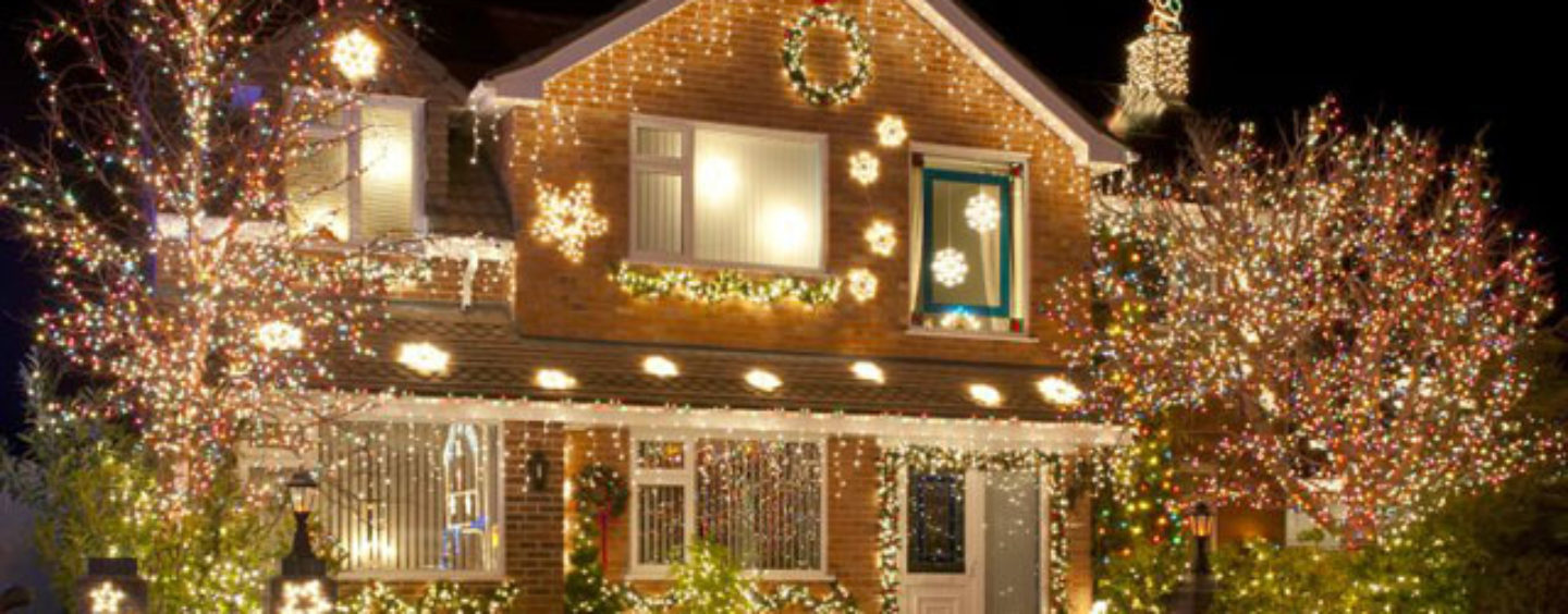 Świąteczne oświetlenie domu – jakie wymagania techniczne musi spełniać?