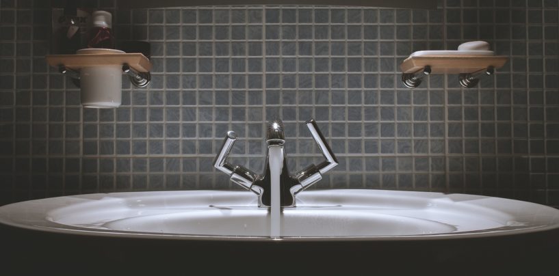 Aranżacja łazienki w kolorze szarym