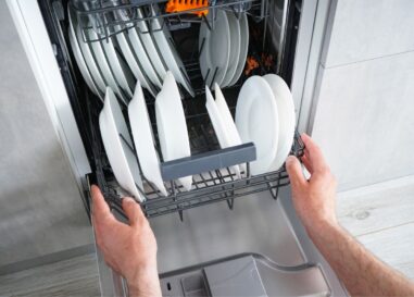 Jak wyczyścić zmywarkę domowymi sposobami?